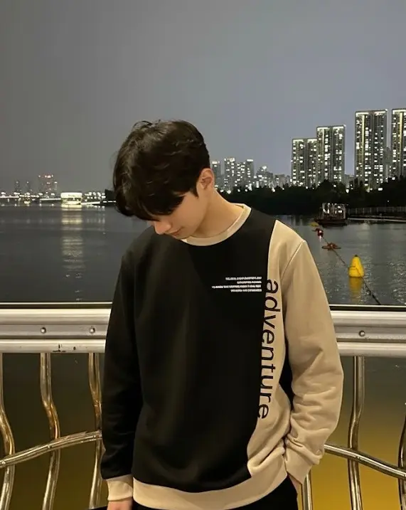 Vistora Men’s Colorblock “Adventure” Print Sweatshirt – Winterwear Round Neck Pullover | Casual Stylish Fleece Sweater | Sizes S–XXL